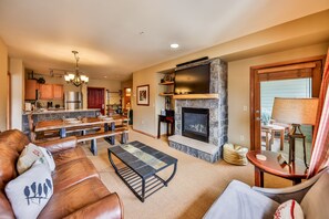 Fireplace, books - Mountain Biking & Hot Tub Retreat at Winter Park (Winter Park)