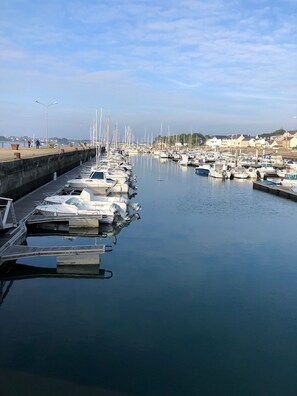 Marina - Port 50m and beach 400m away, 3 bedrooms, 2 bathrooms, 2 WCs, WIFI, sleeps 5 (Étel)