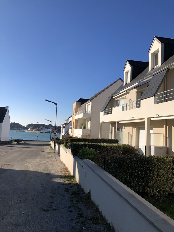 A coastal residential area with modern houses, a clear sky, and a view of the sea. - Port 50m and beach 400m away, 3 bedrooms, 2 bathrooms, 2 WCs, WIFI, sleeps 5 (Étel)