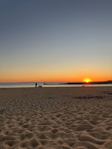 Port 50m and beach 400m away, 3 bedrooms, 2 bathrooms, 2 WCs, WIFI, sleeps 5