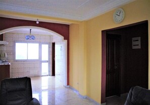 24-inch LCD TV with satellite channels, TV, MP3 dock - Residence Du Lac (Douala)