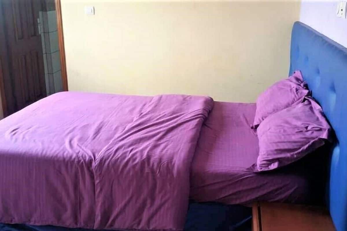 Colchones con efecto memoria, escritorio y cortinas blackout