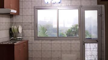 Sebuah peti sejuk di kawasan bersama