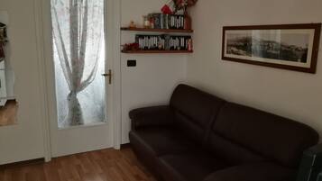 Fernseher, Bücher, Musikbibliothek