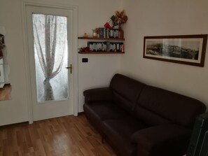 Een televisie, boeken en een muziekbibliotheek