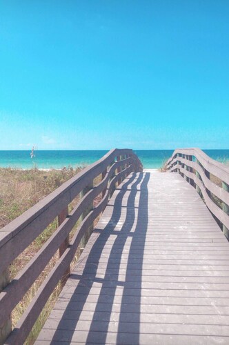 Lovely Beach Bungalow 1 block from Beach w/Swimming Pool & Awesome Backyard