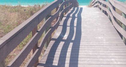 Lovely Beach Bungalow 1 block from Beach w/Swimming Pool & Awesome Backyard