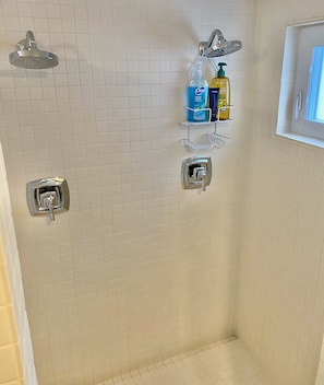 Ensemble douche/baignoire, sĂšche-cheveux, serviettes fournies, savon