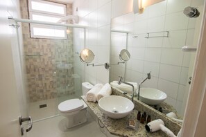 Habitación clásica | Baño | Ducha, albornoces, bidé y toallas