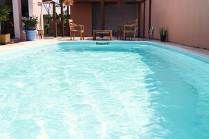 Una piscina al aire libre de temporada