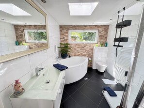 Badewanne, Haartrockner, Handtücher, Seife