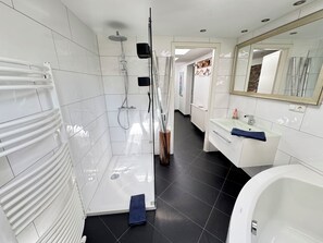 Badewanne, Haartrockner, Handtücher, Seife