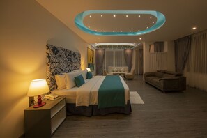 ห้องซูพีเรียสวีท, วิวทะเล | ผ้าปูที่นอน Frette จากอิตาลี, เครื่องนอนระดับพรีเมียม, ผ้านวมขนเป็ด