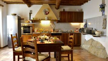 Frigorifero, microonde, forno, piano cottura