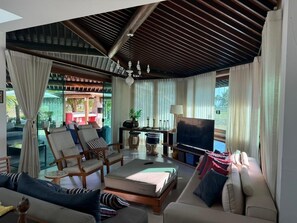 TV - Your holiday beachfront  (Mata de São João - Praia do Forte)