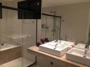 Shower, hair dryer, towels - Your holiday beachfront  (Mata de São João - Praia do Forte)