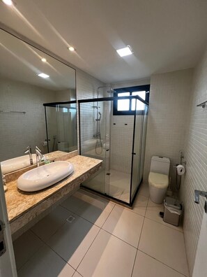 Bruser, hårtørrer, håndklæder