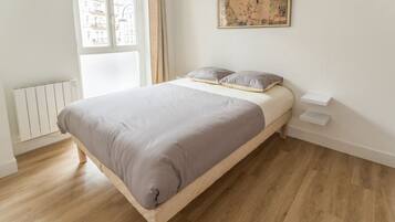 1 slaapkamer, een strijkplank/strijkijzer, wifi, beddengoed