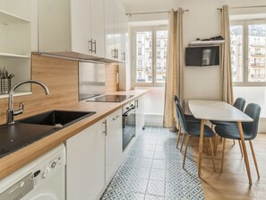 Kühlschrank, Ofen, Geschirrspüler, Wasserkocher mit Kaffee-/Teezubehör