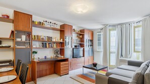 Eine moderne Wohnung mit Essbereich, Küchenzeile und Wohnbereich.