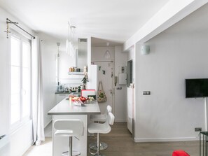 Fridge, microwave, dishwasher, coffee/tea maker
