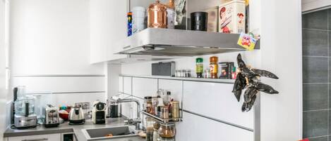 Réfrigérateur, micro-ondes, lave-vaisselle, cafetière/bouilloire