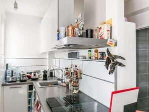 Fridge, microwave, dishwasher, coffee/tea maker - Appartement Pontiac - Welkeys (Paris)