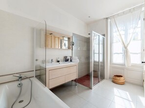 Bañera, secador de pelo y toallas