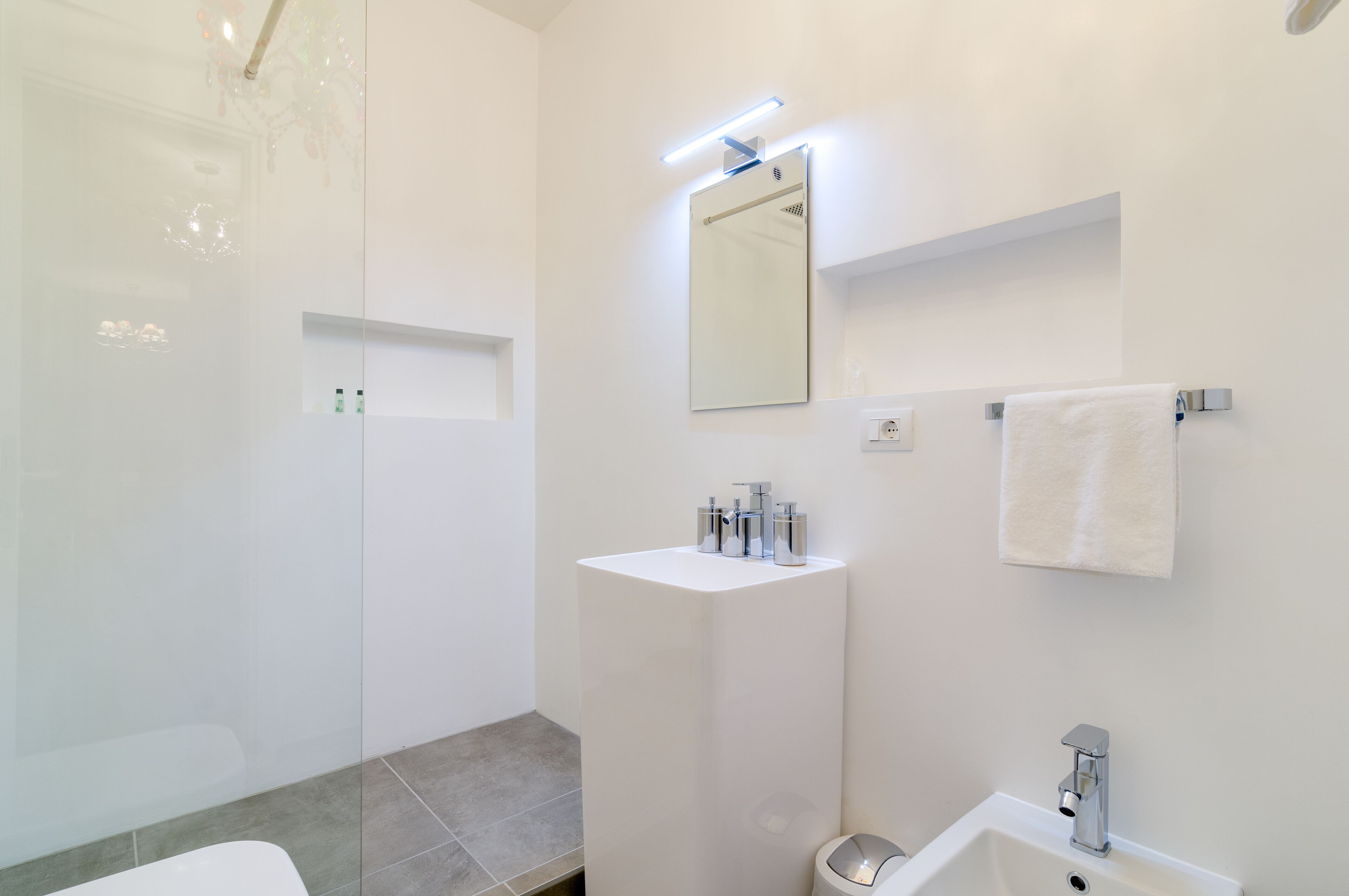 Doccia, asciugacapelli, bidet, asciugamani
