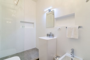 Bruser, hårtørrer, bidet, håndklæder