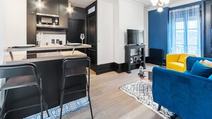 A modern apartment with a kitchen, dining area, and living room. - Appartement Majorel - Welkeys (Lyon)