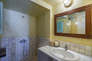 Haartrockner, Handtücher, Seife, Shampoo