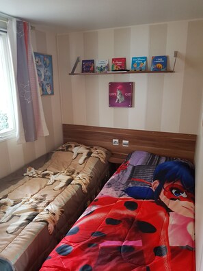 3 makuuhuonetta, tallelokero huoneessa, silitysrauta/-lauta