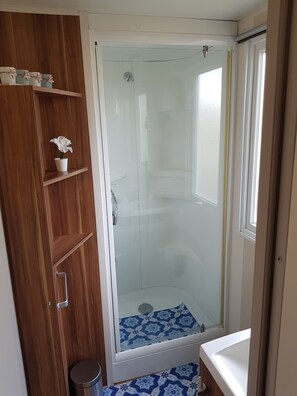 Dusche, Haartrockner, Handtücher, Toilettenpapier