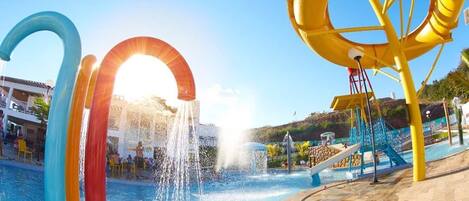 Una piscina techada, una piscina al aire libre