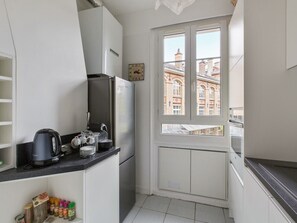 Fridge, microwave, oven, dishwasher - Appartement Agraives, avec balcon - Welkeys (Paris)