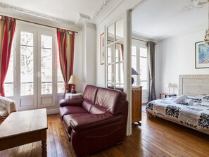 2 bedrooms, iron/ironing board, WiFi, bed sheets - Appartement Agraives, avec balcon - Welkeys (Paris)