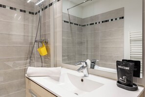 Suihku, ilmaiset hygieniatuotteet, hiustenkuivaaja, pyyhkeet