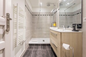 Douche, articles de toilette gratuits, sèche-cheveux