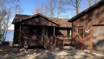 Une cabane dotée d’une véranda, d’un garage et d’une enseigne indiquant qu’il s’agit bien d’une cabane.