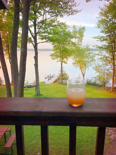 Nelson Lake Retreat: beautiful views of the lake both inside and out.