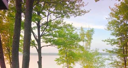 Nelson Lake Retreat: beautiful views of the lake both inside and out.