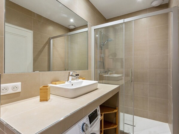 Shower, hair dryer, towels