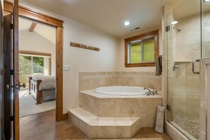 Badewanne, Haartrockner, Handtücher, Seife