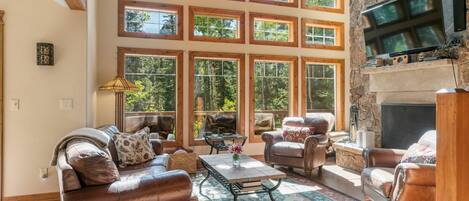 Smart-TV, Kamin, DVD-Player, Bücher