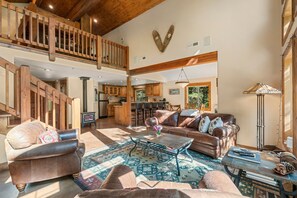 Smart TV, caminetto, lettore DVD, libri