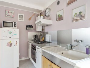 Refrigerador, microondas, horno y cafetera y tetera 