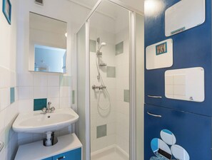 Ducha, artículos de tocador gratuitos, secador de pelo, toallas