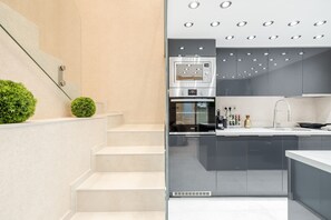 Microwave, dishwasher, coffee/tea maker, toaster