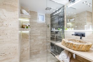 SĂšche-cheveux, serviettes fournies, savon, shampoing